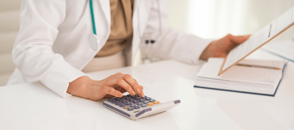 lekarz analizujący koszty