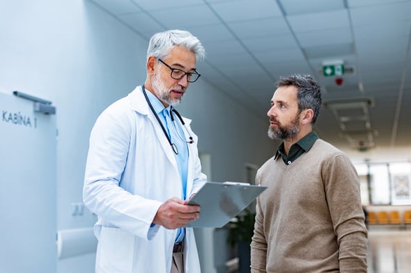male-european-adult-doctor-talking-with-patint-in-the-corridor-web